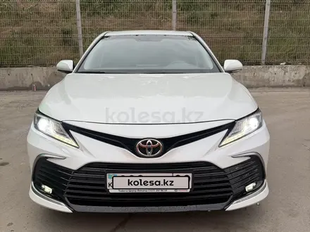 Toyota Camry 2021 года за 13 000 000 тг. в Алматы