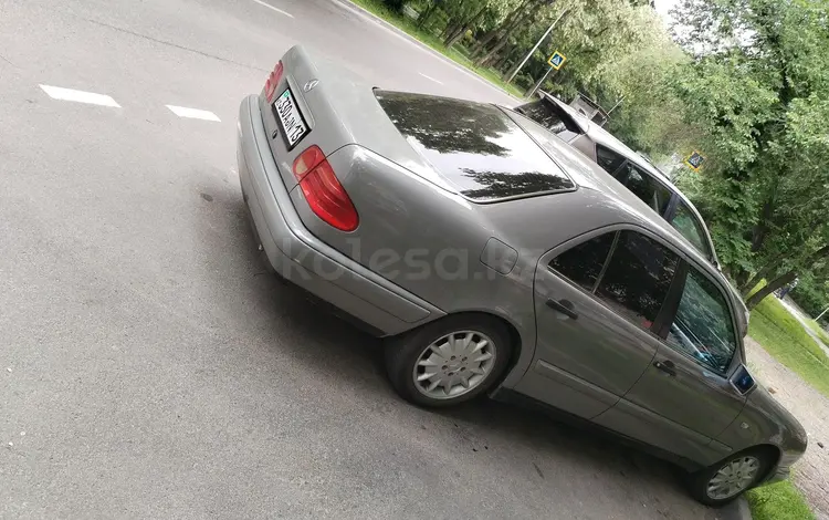 Mercedes-Benz E 230 1996 года за 2 200 000 тг. в Алматы