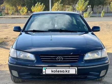 Toyota Camry 1997 года за 3 000 000 тг. в Актобе – фото 5