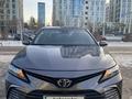Toyota Camry 2022 года за 10 690 000 тг. в Астана – фото 2