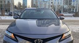 Toyota Camry 2022 года за 10 990 000 тг. в Астана – фото 2