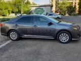 Toyota Camry 2014 года за 6 500 000 тг. в Уральск – фото 2