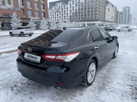 Toyota Camry 2019 года за 14 900 000 тг. в Астана – фото 6