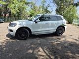 Volkswagen Touareg 2012 года за 12 500 000 тг. в Алматы – фото 2