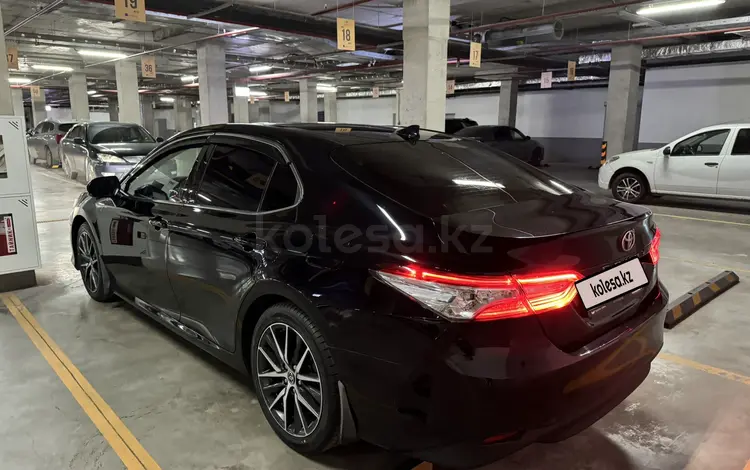 Toyota Camry 2021 года за 16 800 000 тг. в Астана