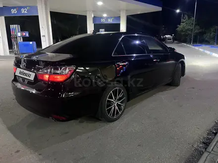 Toyota Camry 2015 года за 11 800 000 тг. в Костанай – фото 3