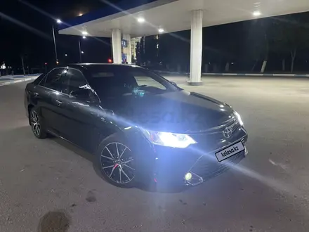 Toyota Camry 2015 года за 11 800 000 тг. в Костанай – фото 2