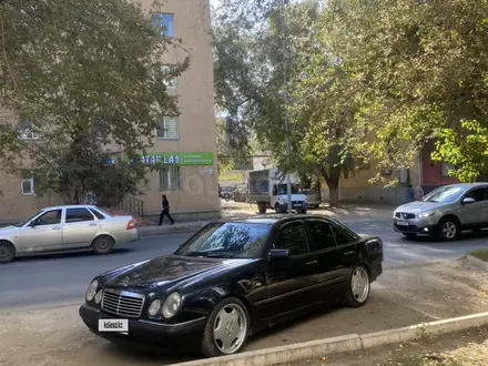 Mercedes-Benz E 320 1998 года за 3 200 000 тг. в Актобе – фото 3