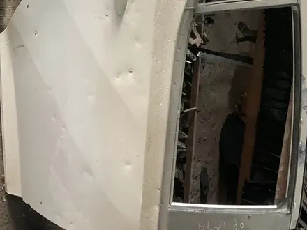 Дверь в оригинале бу с диффектом за 50 000 тг. в Алматы