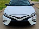 Toyota Camry 2019 года за 10 300 000 тг. в Шымкент – фото 2