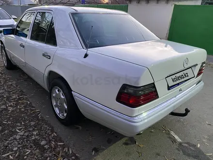 Mercedes-Benz E 220 1993 года за 2 800 000 тг. в Туркестан – фото 7