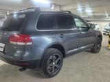 Volkswagen Touareg 2004 года за 3 800 000 тг. в Астана