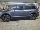 Volkswagen Touareg 2004 года за 3 800 000 тг. в Астана – фото 3