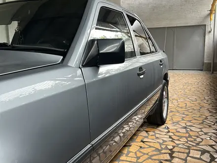 Mercedes-Benz E 230 1990 года за 2 500 000 тг. в Алматы