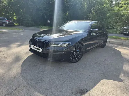 BMW 530 2022 года за 24 700 000 тг. в Алматы – фото 3