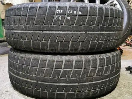 Резина 2-шт 215/65 r16 Bridgestone за 16 000 тг. в Алматы