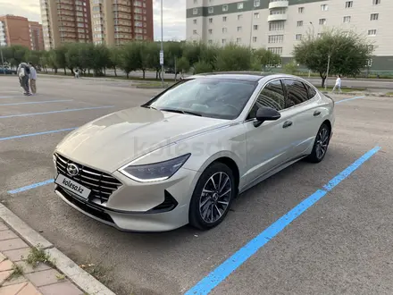 Hyundai Sonata 2022 года за 13 100 000 тг. в Астана – фото 2