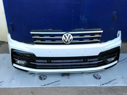 Передний бампер на Volkswagen за 50 000 тг. в Алматы