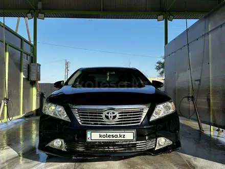 Toyota Camry 2013 года за 7 900 000 тг. в Атырау – фото 2