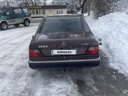 Mercedes-Benz E 220 1993 года за 2 200 000 тг. в Алматы – фото 3