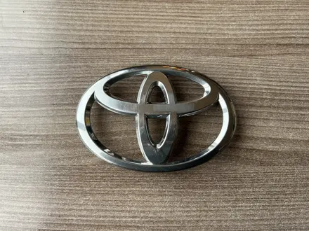 Эмблема на решётку радиатора Toyota Highlander с 2010 по 2013 за 12 000 тг. в Астана – фото 5