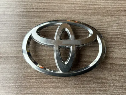 Эмблема на решётку радиатора Toyota Highlander с 2010 по 2013 за 12 000 тг. в Астана