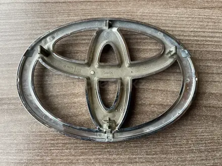 Эмблема на решётку радиатора Toyota Highlander с 2010 по 2013 за 12 000 тг. в Астана – фото 3