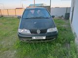 Volkswagen Sharan 1998 года за 1 500 000 тг. в Актобе – фото 4