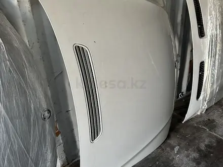 Капот на Bmw за 9 900 тг. в Актау