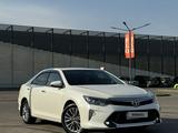 Toyota Camry 2017 года за 13 400 000 тг. в Алматы – фото 2