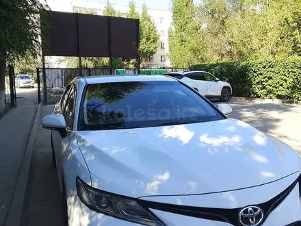 Toyota Camry 2022 года за 13 800 000 тг. в Актобе – фото 10