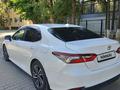 Toyota Camry 2022 годаүшін13 800 000 тг. в Актобе – фото 11