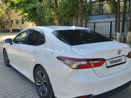 Toyota Camry 2022 года за 13 800 000 тг. в Актобе – фото 11