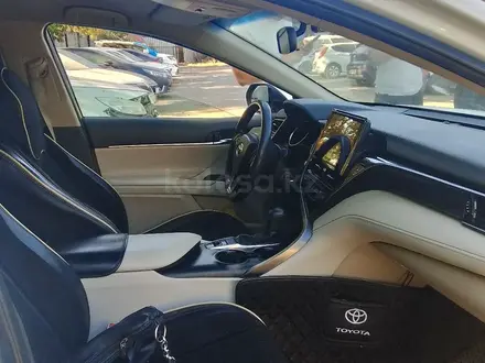 Toyota Camry 2022 года за 13 800 000 тг. в Актобе – фото 3