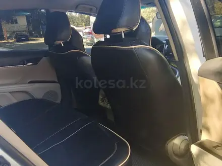 Toyota Camry 2022 года за 13 800 000 тг. в Актобе – фото 4