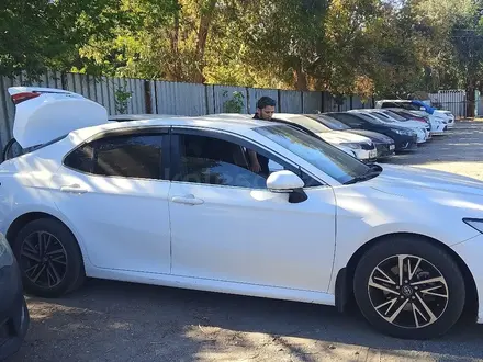 Toyota Camry 2022 года за 13 800 000 тг. в Актобе – фото 5