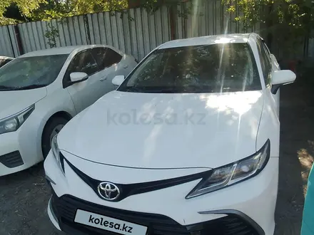 Toyota Camry 2022 года за 13 800 000 тг. в Актобе – фото 6