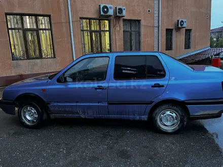 Volkswagen Vento 1993 года за 600 000 тг. в Шымкент – фото 2