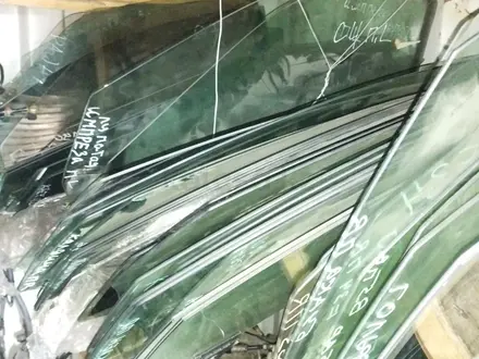 Стекло боковое на Toyota Caldina за 5 000 тг. в Алматы