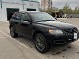 Volkswagen Touareg 2004 года за 5 500 000 тг. в Астана – фото 2