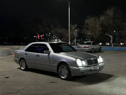 Mercedes-Benz E 320 1998 года за 3 700 000 тг. в Жанаозен – фото 2