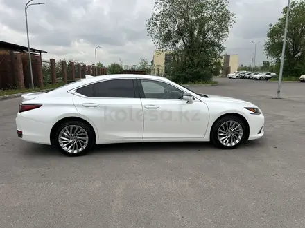 Lexus ES 300h 2023 года за 29 000 000 тг. в Алматы – фото 6