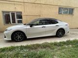 Toyota Camry 2018 года за 13 777 777 тг. в Атырау – фото 2