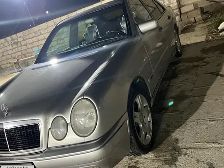 Mercedes-Benz E 320 1997 года за 2 700 000 тг. в Жанаозен – фото 3