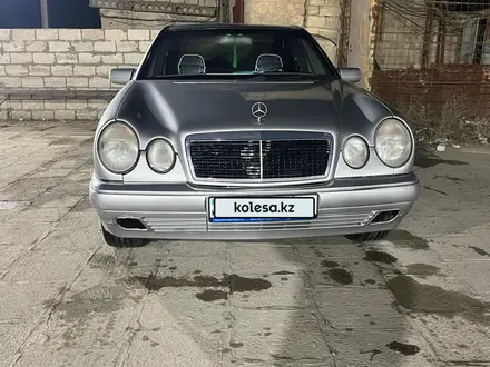 Mercedes-Benz E 320 1997 года за 2 700 000 тг. в Жанаозен