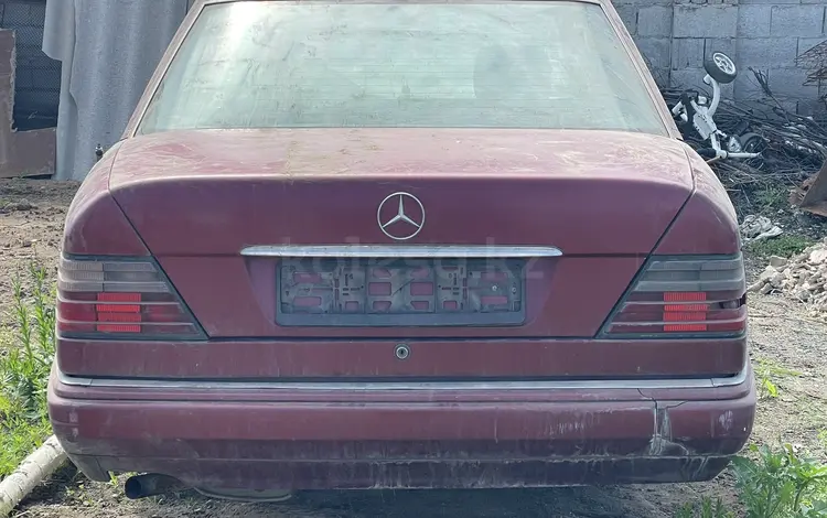 Mercedes-Benz E 220 1993 года за 10 000 тг. в Астана