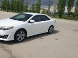 Toyota Camry 2013 года за 8 500 000 тг. в Актобе – фото 2