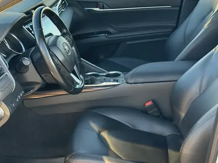 Toyota Camry 2019 года за 12 900 000 тг. в Астана – фото 25