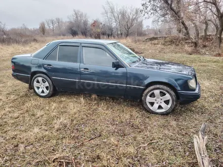 Mercedes-Benz E 320 1993 года за 1 900 000 тг. в Талдыкорган – фото 4