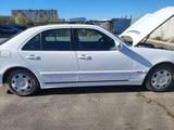 Mercedes-Benz E 220 2001 года за 2 300 000 тг. в Павлодар – фото 2